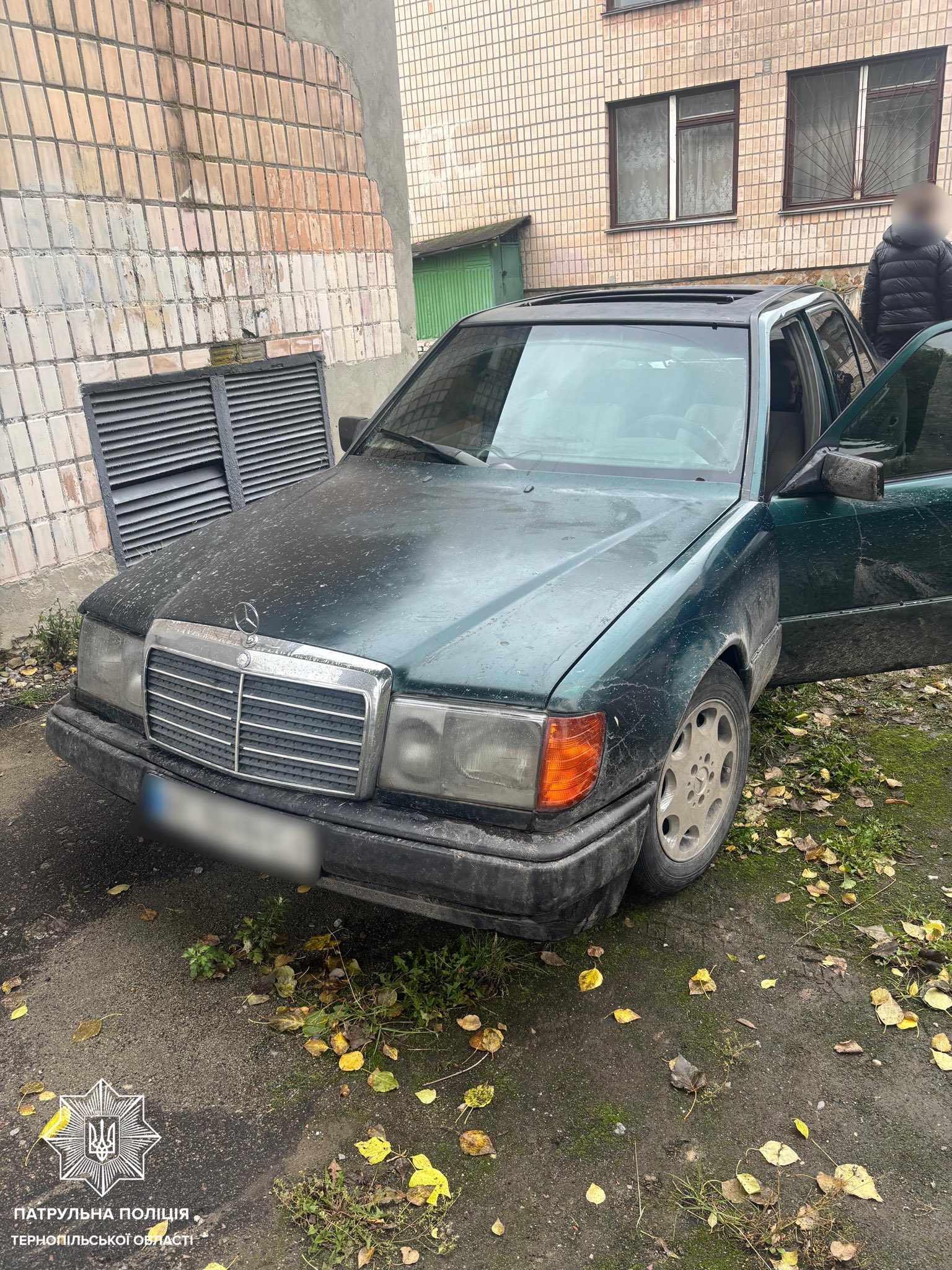 Новини Тернополя - фото з Приїхав до школи на Mercedes: за водіння без посвідчення відповідатиме 16-річний тернополянин