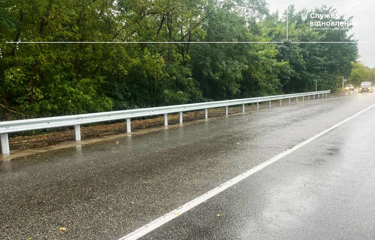 Новини Житомира - фото з Завершено роботи із заміни бар’єрного огородження на національній дорозі поблизу села Дениші