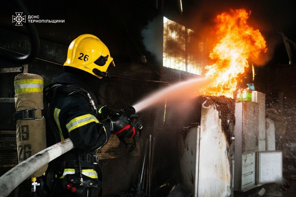 Новини Тернополя - фото з Горів склад на Чернівецькій. Рятувальники показали фото з місця пожежі
