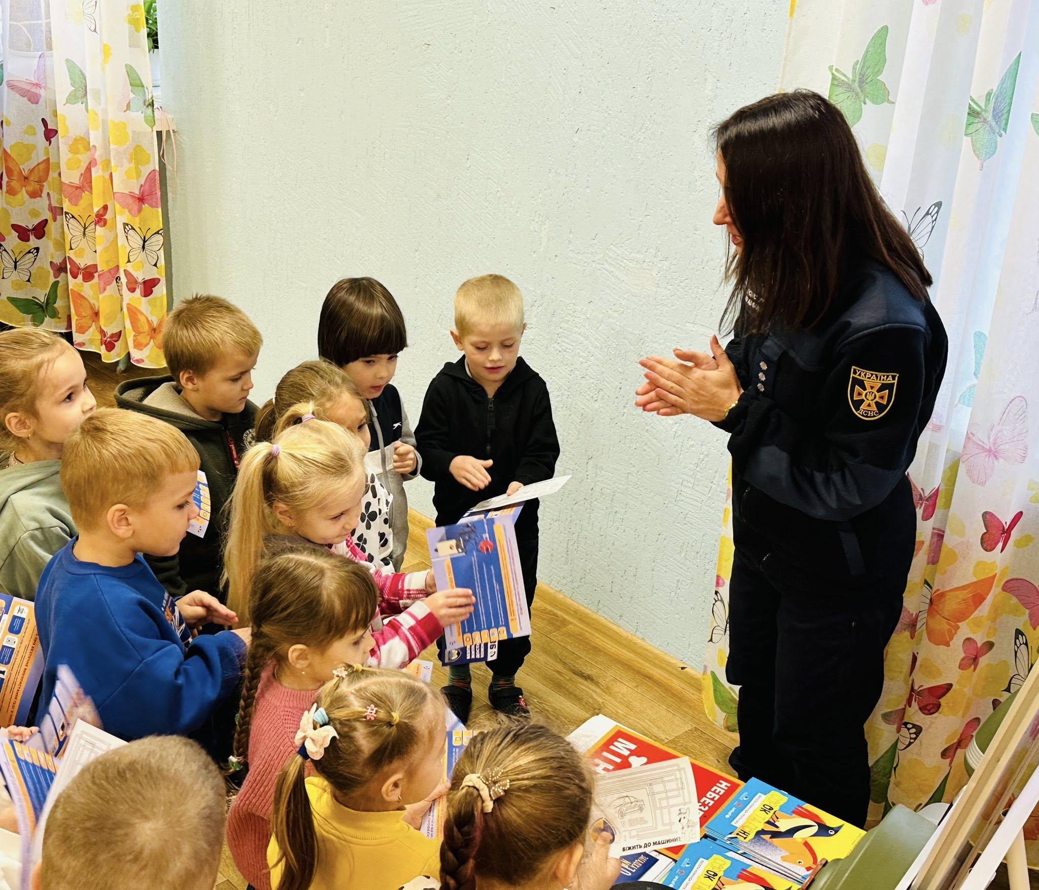 Новини Житомира - фото з Поліція охорони Житомирщини навчала малюків безпеці разом із рятувальниками та газовиками