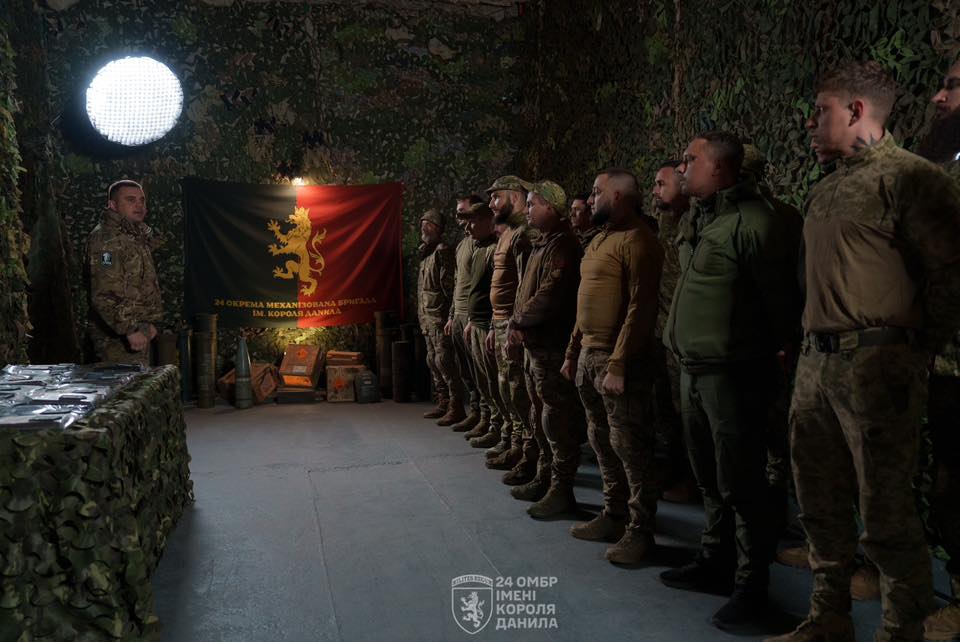 Герої, які стримують ворога у Часовому Яру отримали підвищення у званні та бойові шеврони