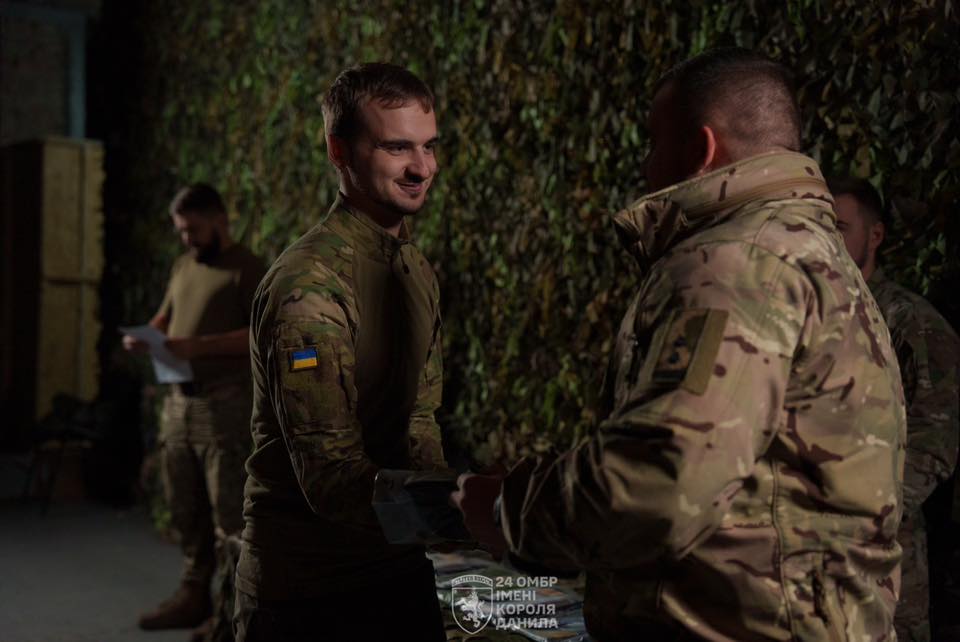 Герої, які стримують ворога у Часовому Яру отримали підвищення у званні та бойові шеврони