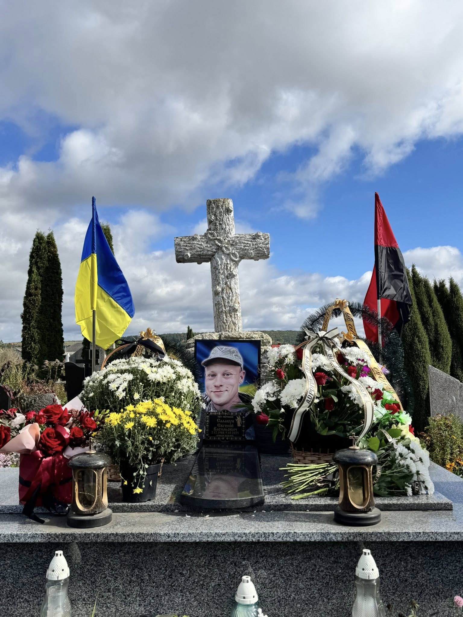 У Бережанах в останню путь провели Захисника Євгенія Салабуна