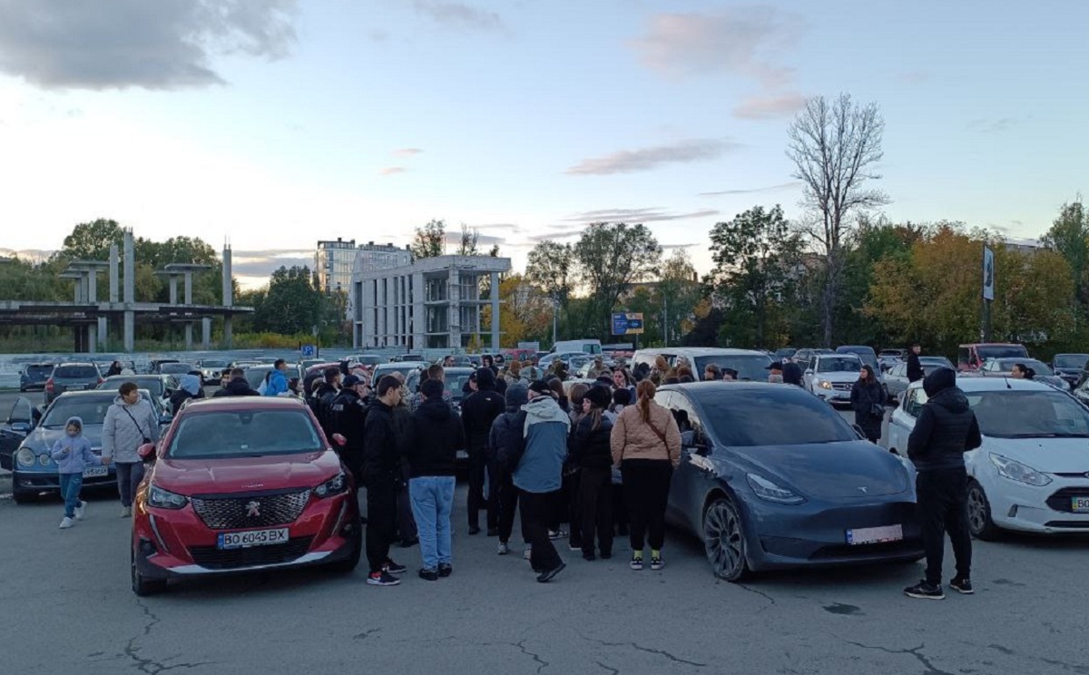 Новини Тернополя - фото з Чоловіка, який понад добу сидів у заблокованому авто, тепер розшукує поліція
