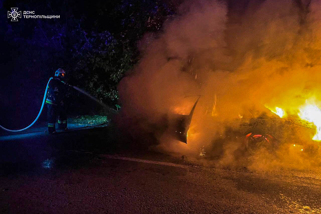 Новини Тернополя - фото з У селі Білецької громади вщент згорів легковий автомобіль