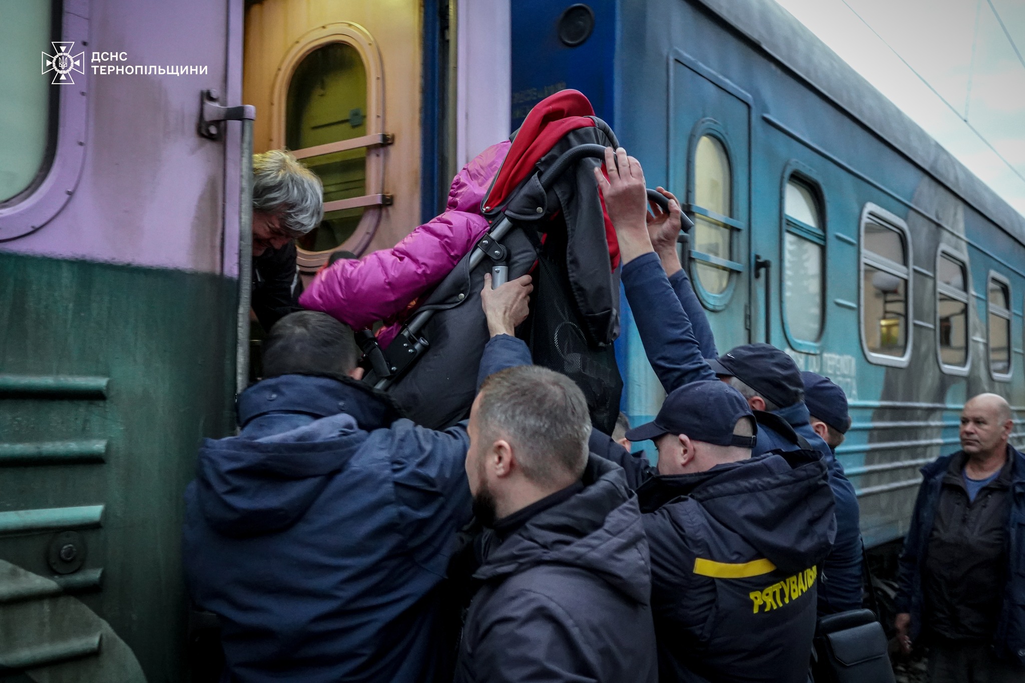 Новини Тернополя - фото з Тернопільські рятувальники проводжали на потяг дітей, які повертались з реабілітації