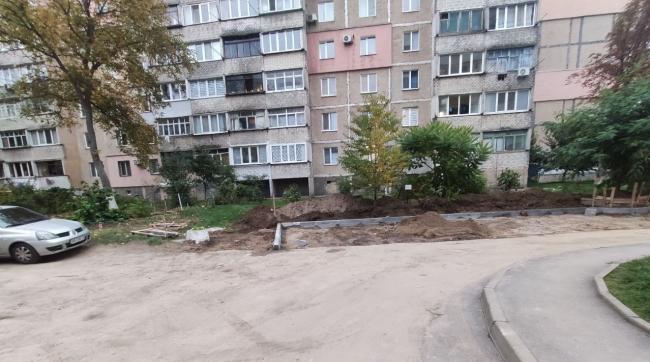 Новини Вінниці - фото з «Ми у відчаї, бо порушують закон просто під вікнами» — на Стельмаха знищують зелену зону заради парковки