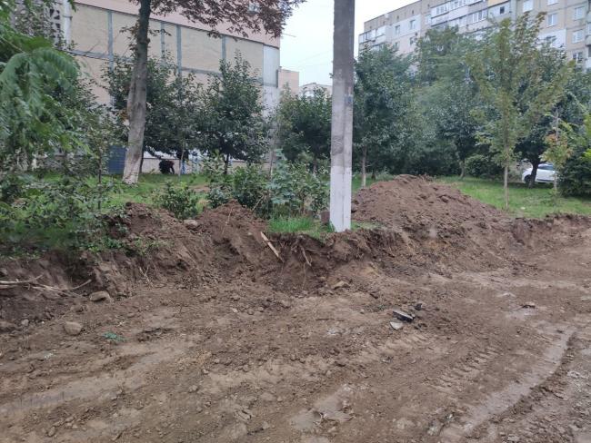 Новини Вінниці - фото з «Ми у відчаї, бо порушують закон просто під вікнами» — на Стельмаха знищують зелену зону заради парковки