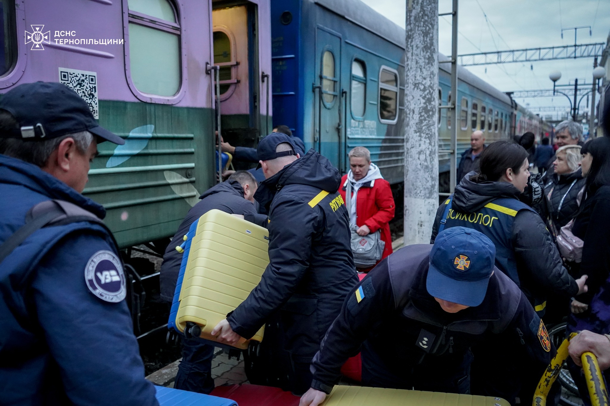 Новини Тернополя - фото з Тернопільські рятувальники проводжали на потяг дітей, які повертались з реабілітації