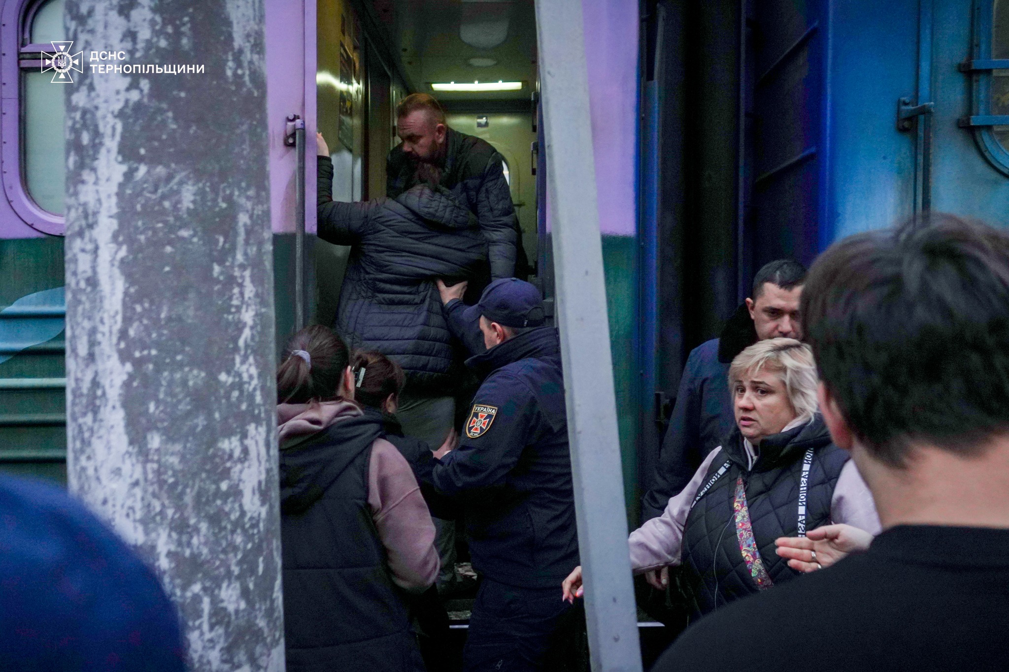 Новини Тернополя - фото з Тернопільські рятувальники проводжали на потяг дітей, які повертались з реабілітації