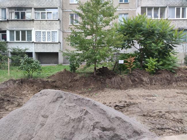 Новини Вінниці - фото з «Ми у відчаї, бо порушують закон просто під вікнами» — на Стельмаха знищують зелену зону заради парковки