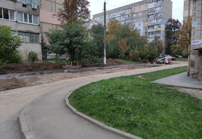 Новини Вінниці - фото з «Ми у відчаї, бо порушують закон просто під вікнами» — на Стельмаха знищують зелену зону заради парковки