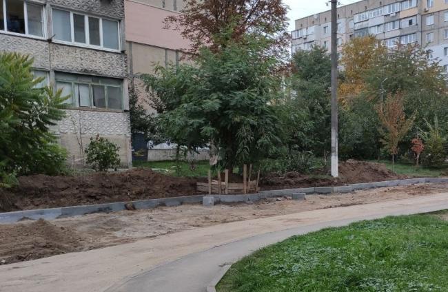 Новини Вінниці - фото з «Ми у відчаї, бо порушують закон просто під вікнами» — на Стельмаха знищують зелену зону заради парковки