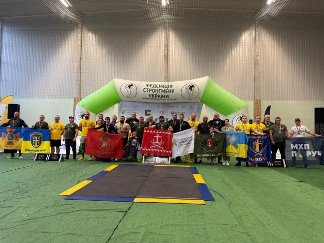 Новини Вінниці - фото з «Вінницький Титан» Армен Гарибян разом із командою ветеранів встановив рекорд України, протягнувши два автобуси