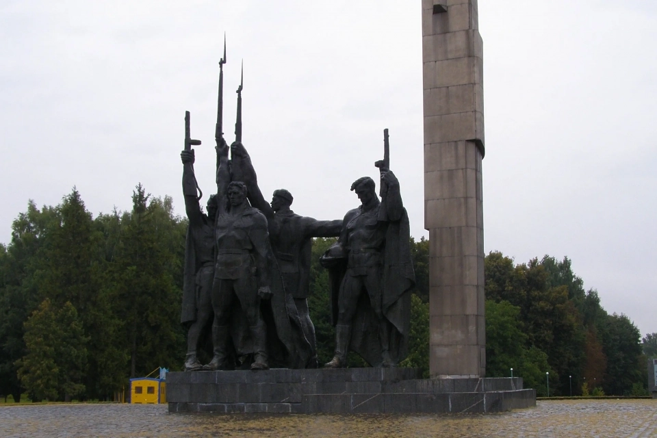 Новини Хмельницького - фото з Активісти пропонують демонтувати 5 радянських пам’ятників на Хмельниччині: деталі пам’ятник радянським солдатам на Меморіалі слави у Хмельницькому