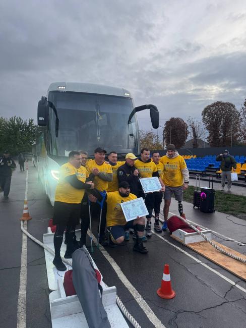 Новини Вінниці - фото з «Вінницький Титан» Армен Гарибян разом із командою ветеранів встановив рекорд України, протягнувши два автобуси