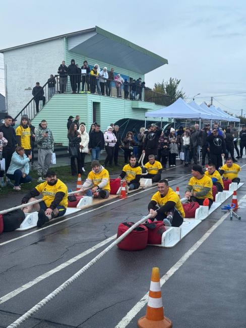 Новини Вінниці - фото з «Вінницький Титан» Армен Гарибян разом із командою ветеранів встановив рекорд України, протягнувши два автобуси