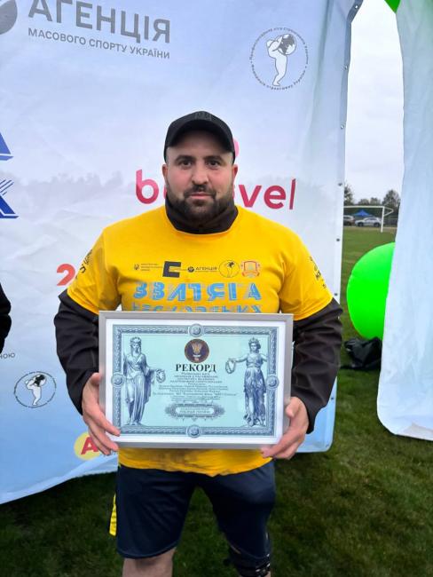 Новини Вінниці - фото з «Вінницький Титан» Армен Гарибян разом із командою ветеранів встановив рекорд України, протягнувши два автобуси