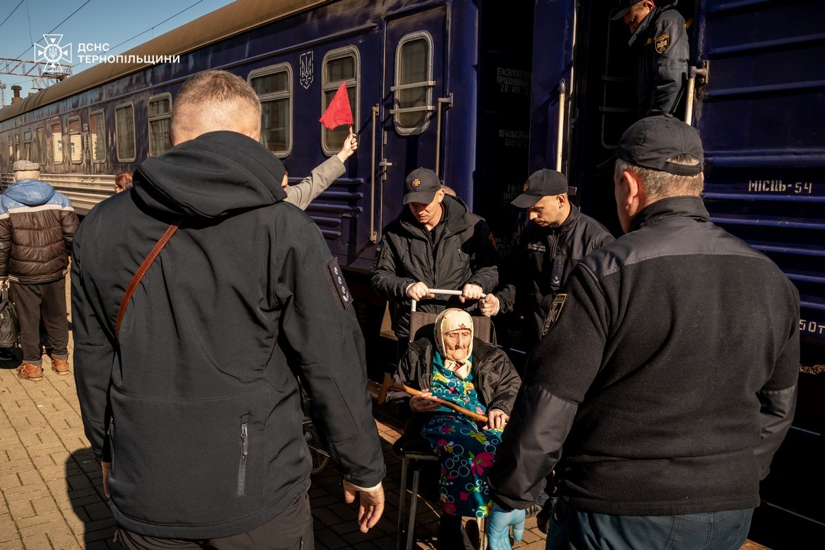 На Тернопільщину прибув евакуаційний потяг: приїхали літні люди з Донеччини