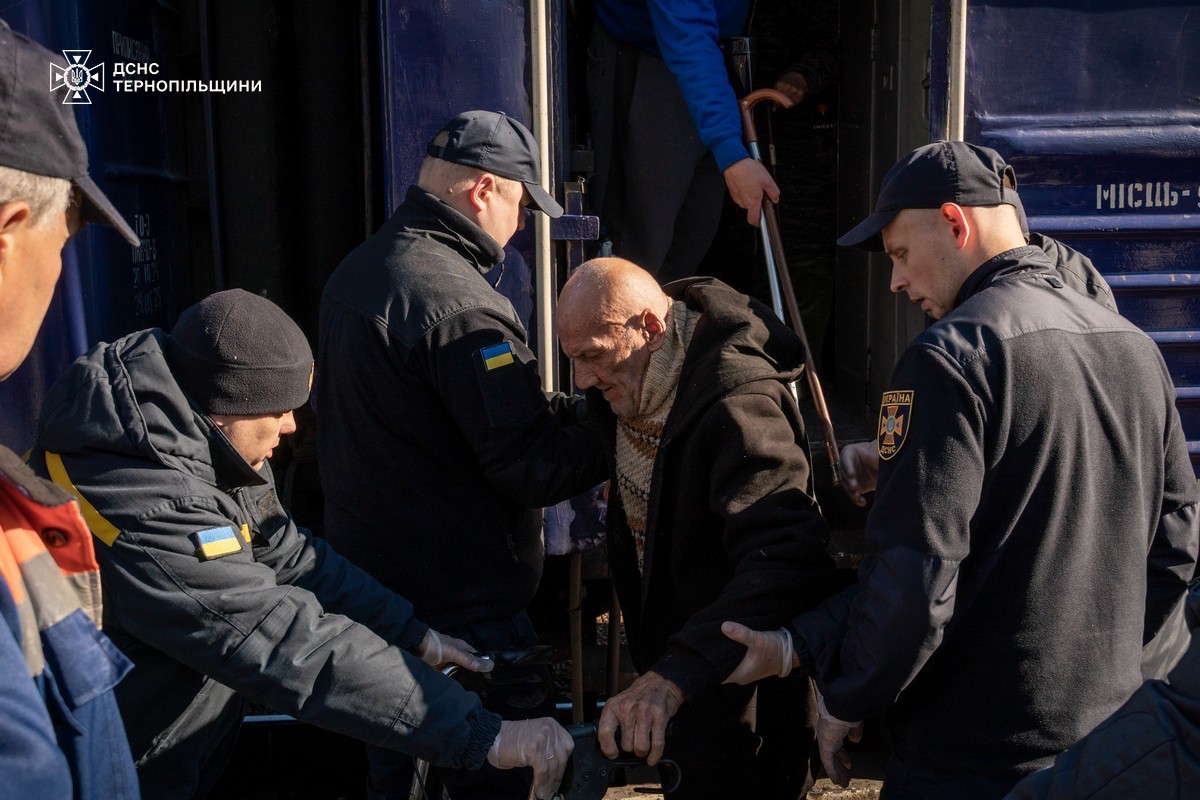 На Тернопільщину прибув евакуаційний потяг: приїхали літні люди з Донеччини