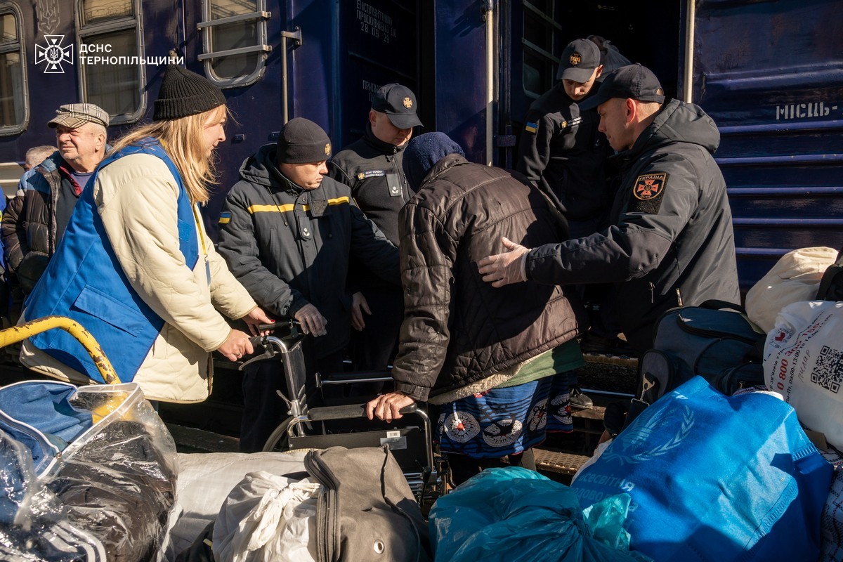 На Тернопільщину прибув евакуаційний потяг: приїхали літні люди з Донеччини