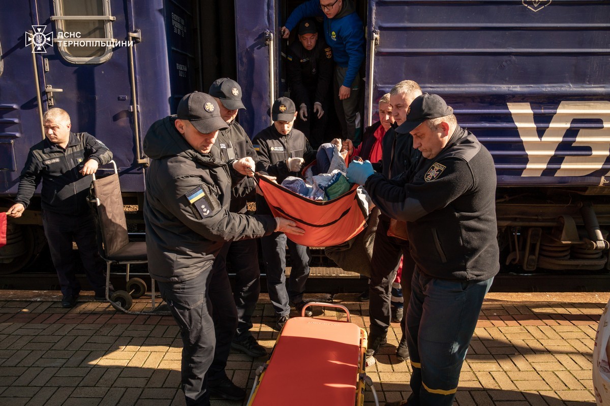 На Тернопільщину прибув евакуаційний потяг: приїхали літні люди з Донеччини