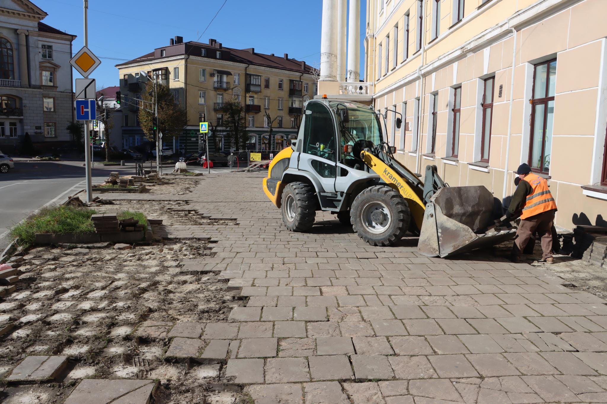Перекрили прохід та кладуть бруківку: який вигляд має вулиця Грушевського під час реконструкції