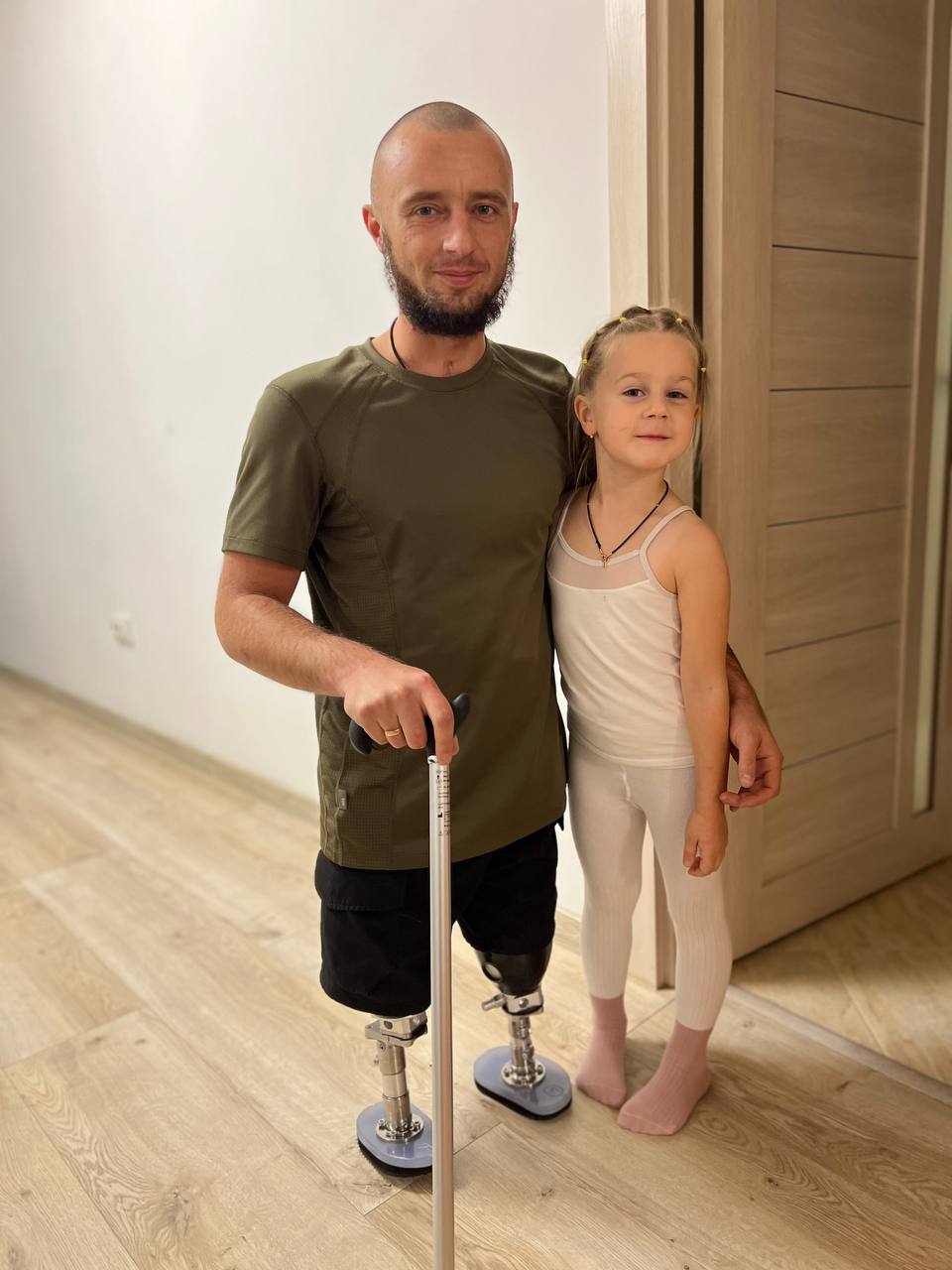 Новини Тернополя - фото з Вперше на протезах за кермом і забрав доньку із садочка: історія відновлення захисника після поранення
