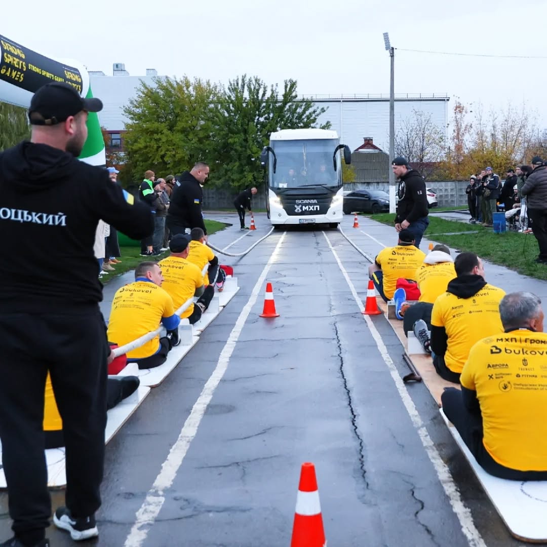Новини Хмельницького - фото з Протягнули автобуси з пасажирами: ветеран з Хмельниччини встановив рекорд