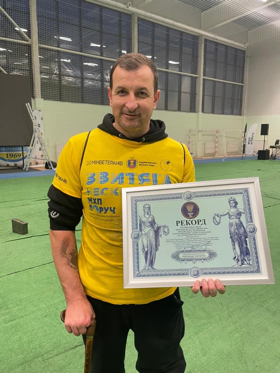 Новини Хмельницького - фото з Протягнули автобуси з пасажирами: ветеран з Хмельниччини встановив рекорд