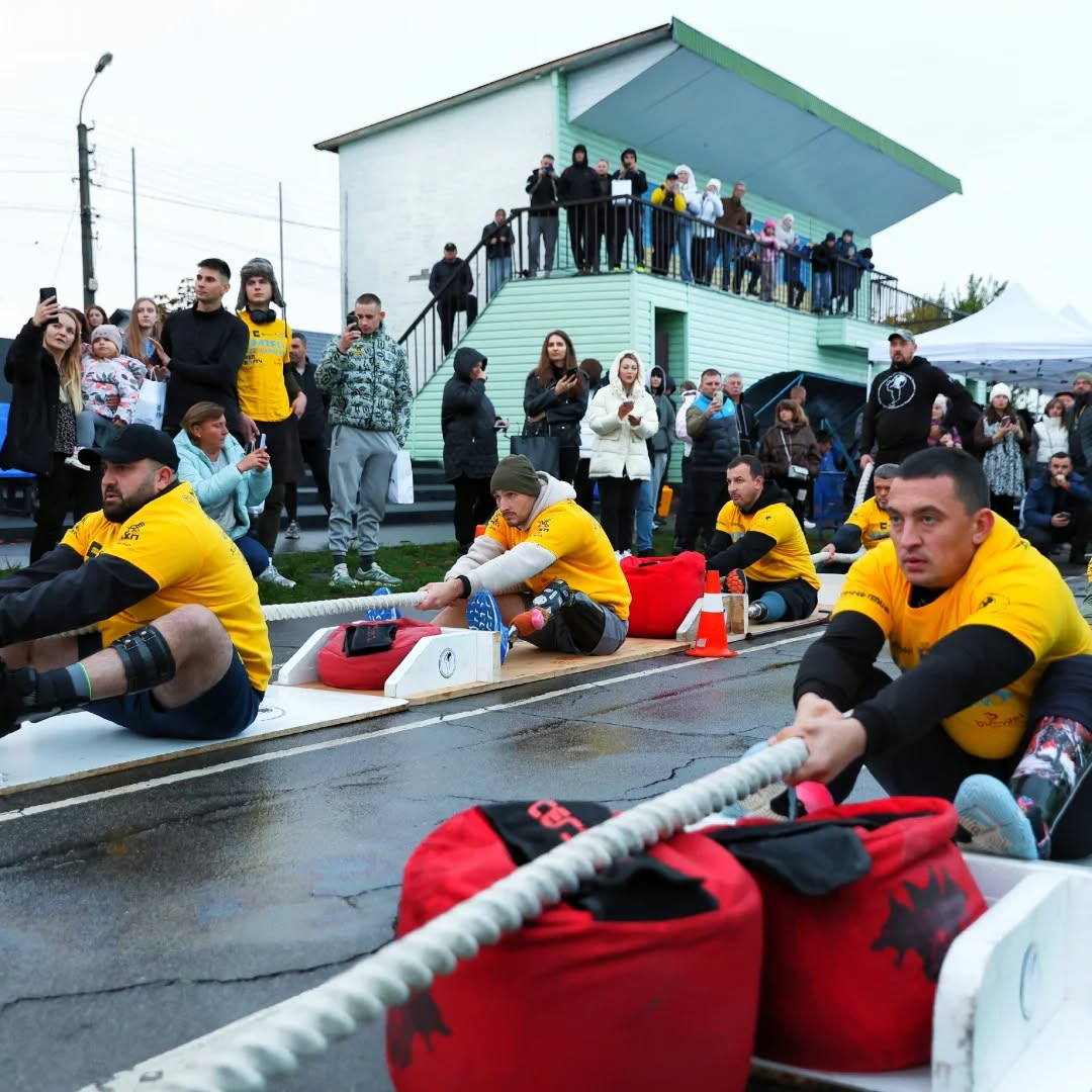 Новини Хмельницького - фото з Протягнули автобуси з пасажирами: ветеран з Хмельниччини встановив рекорд