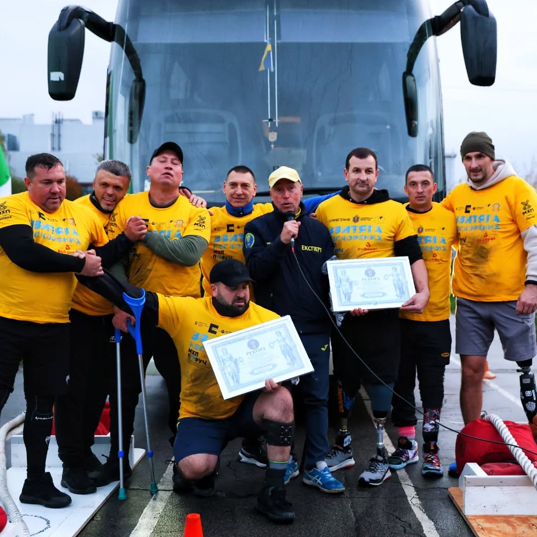 Новини Хмельницького - фото з Протягнули автобуси з пасажирами: ветеран з Хмельниччини встановив рекорд