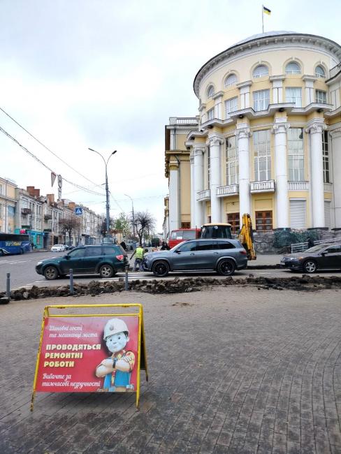Новини Вінниці - фото з Біля облради звужують пішохідний перехід з вимогами доступності