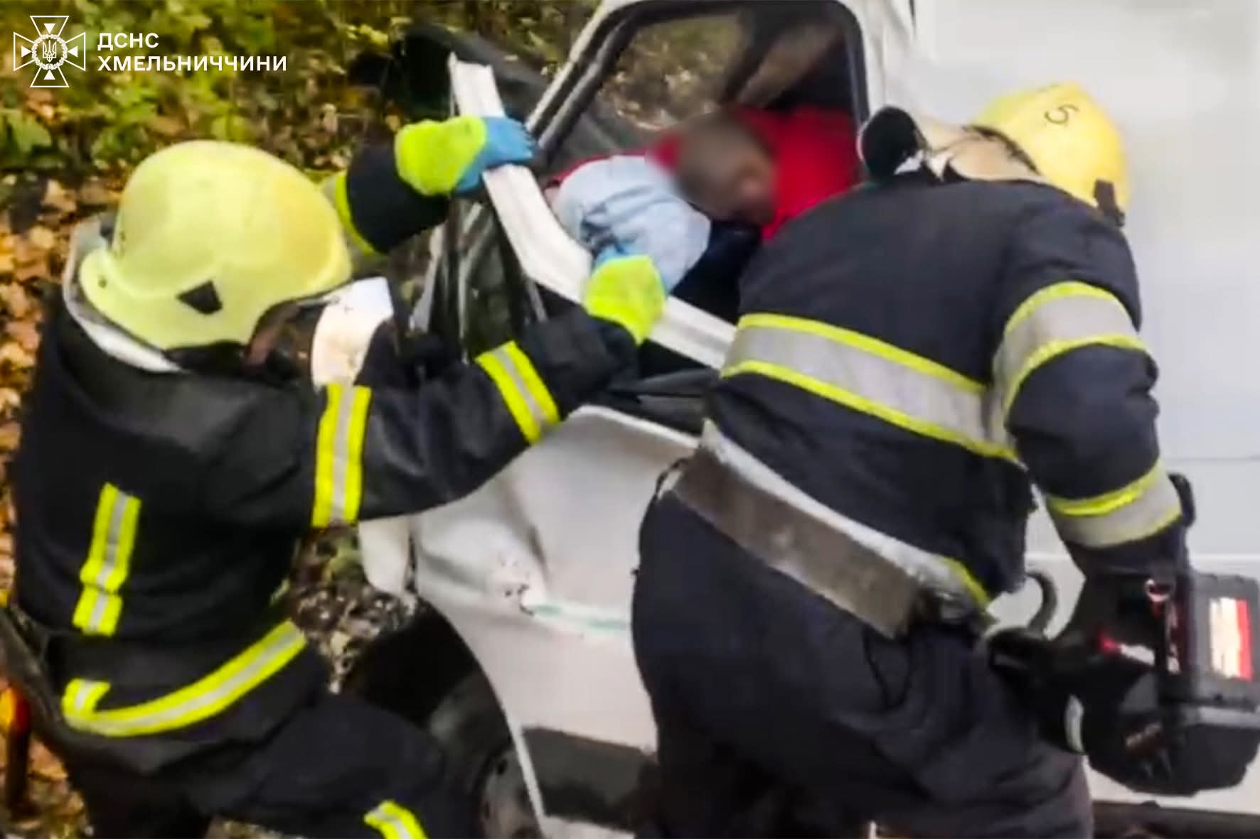Новини Хмельницького - фото з На Хмельниччині авто злетіло в кювет. Є загиблий