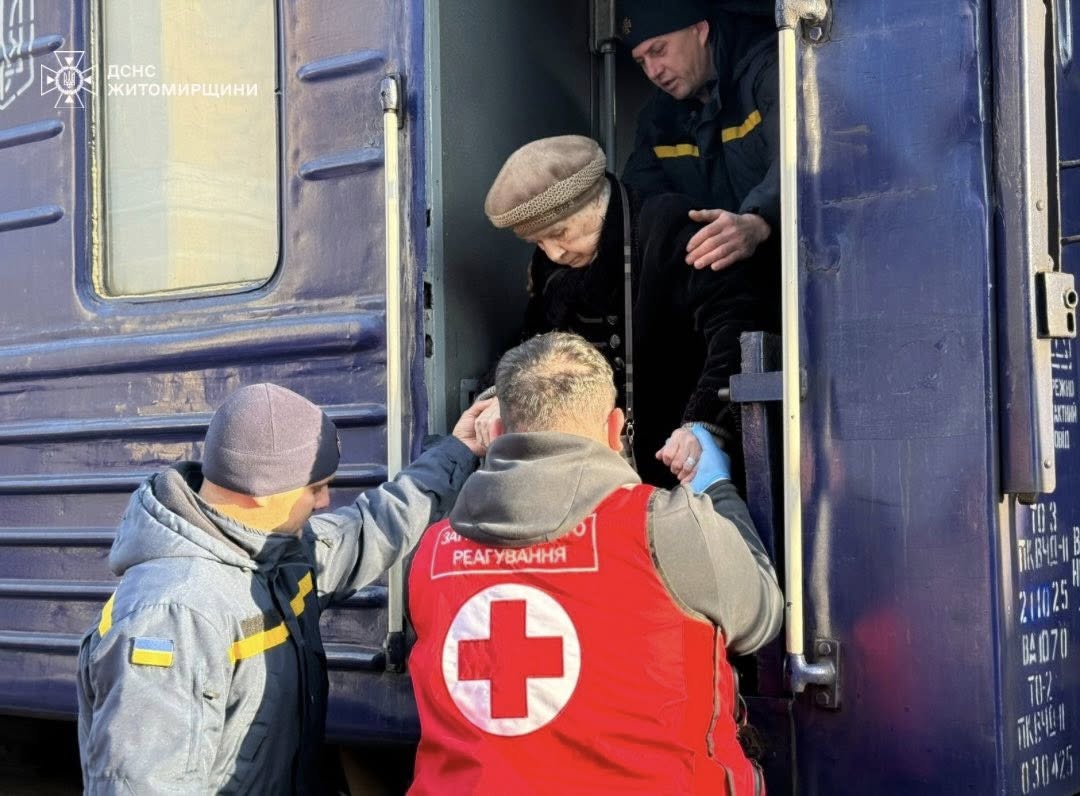 Новини Житомира - фото з До Бердичева прибув евакуаційний потяг з 10-ма літніми людьми із прифронтових областей