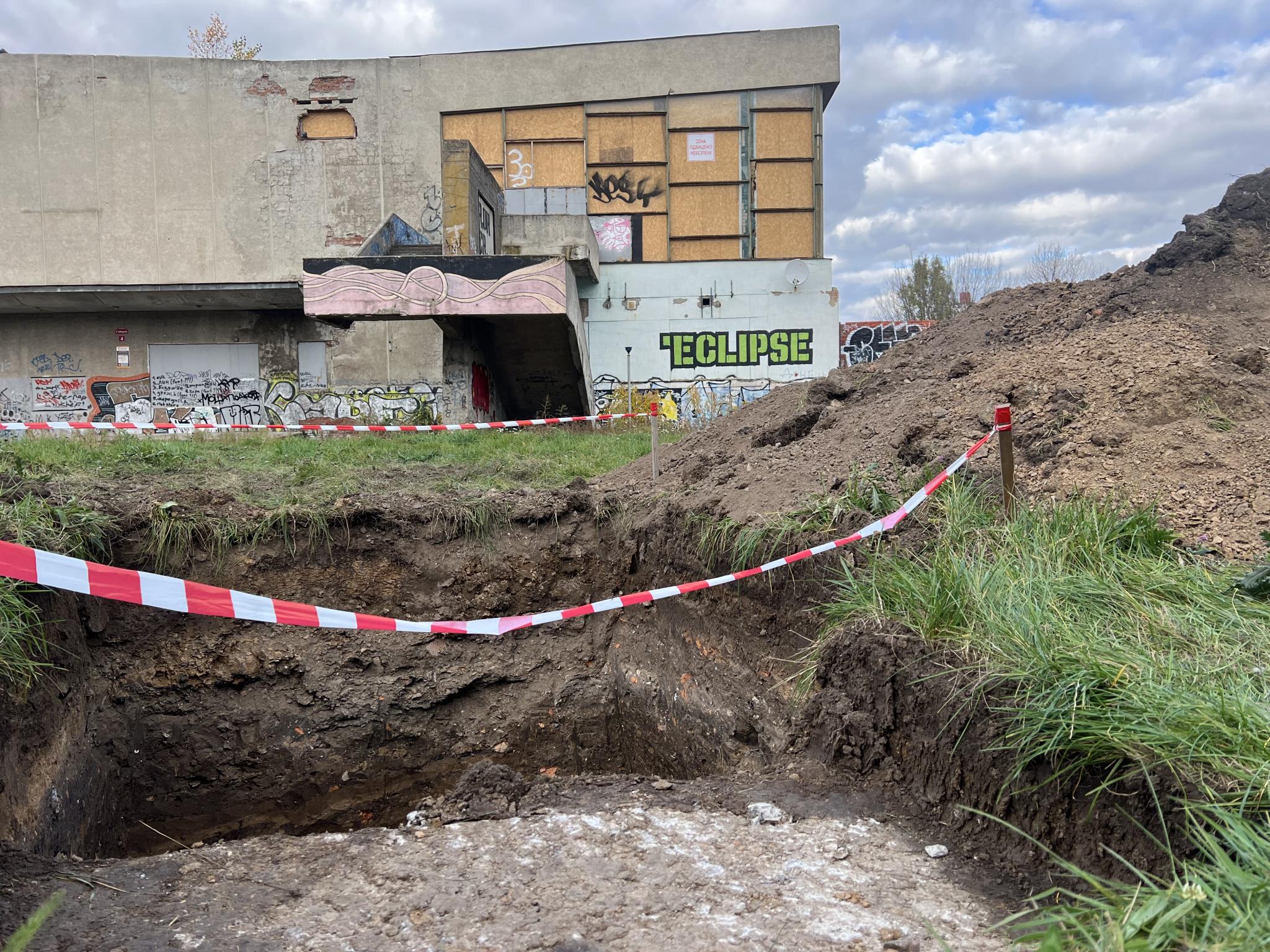 Новини Вінниці - фото з Навколо колишнього кінотеатру «Росія» викопали глибокі ями. Навіщо це зробили?