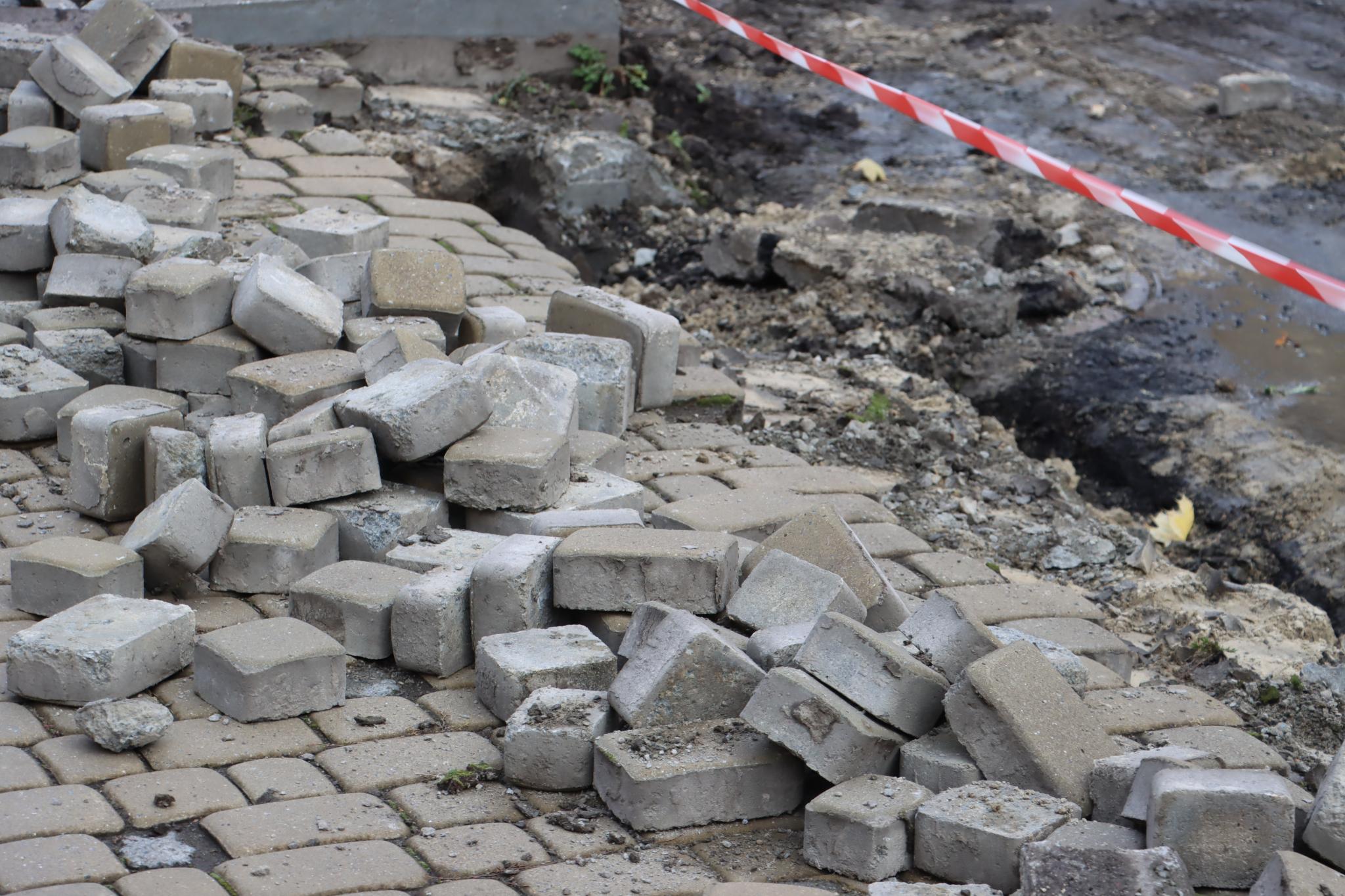 Новини Тернополя - фото з На Листопадовій частково обмежили паркування авто та почали реконструкцію тротуарів