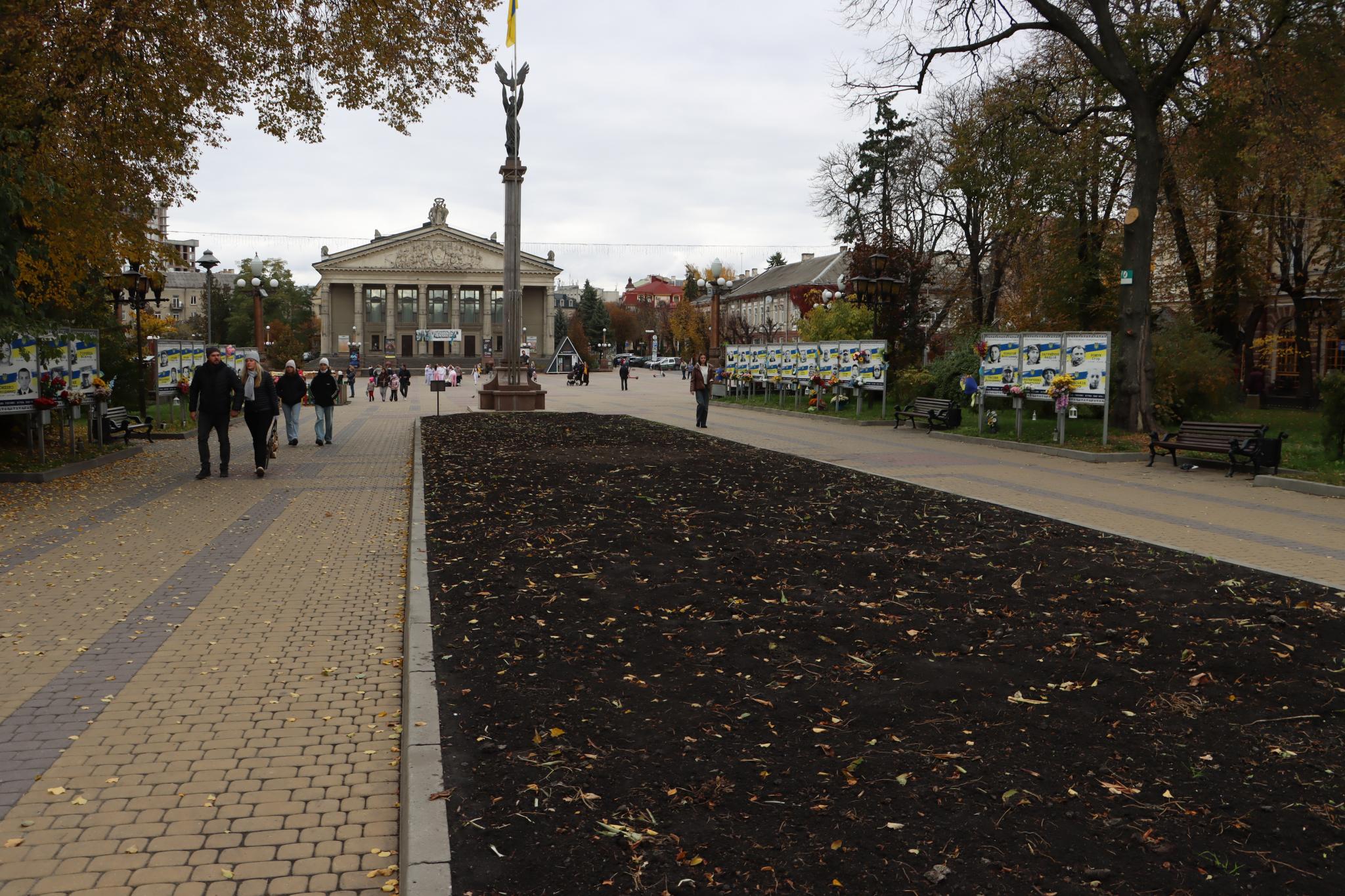 Новини Тернополя - фото з У Тернополі очистили «Квітник матері» і забрали квіти з центральних вулиць