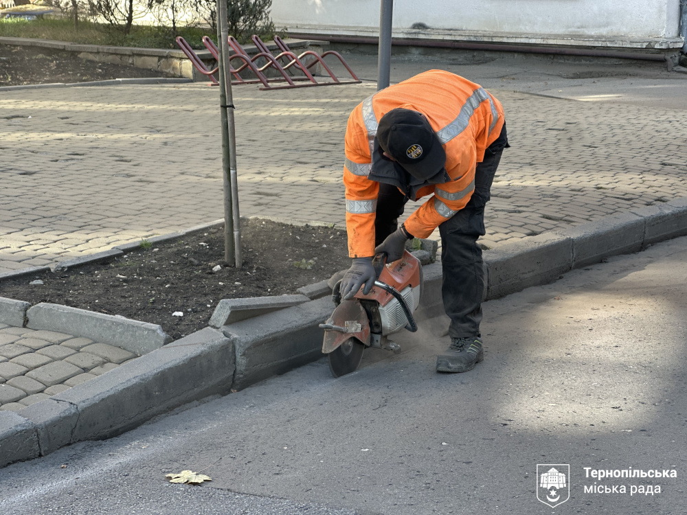 Новини Тернополя - фото з На Листопадовій заборонили парковку через ремонт