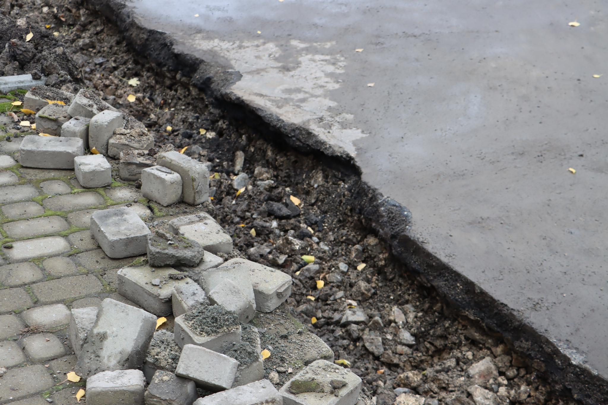 Новини Тернополя - фото з На Листопадовій частково обмежили паркування авто та почали реконструкцію тротуарів
