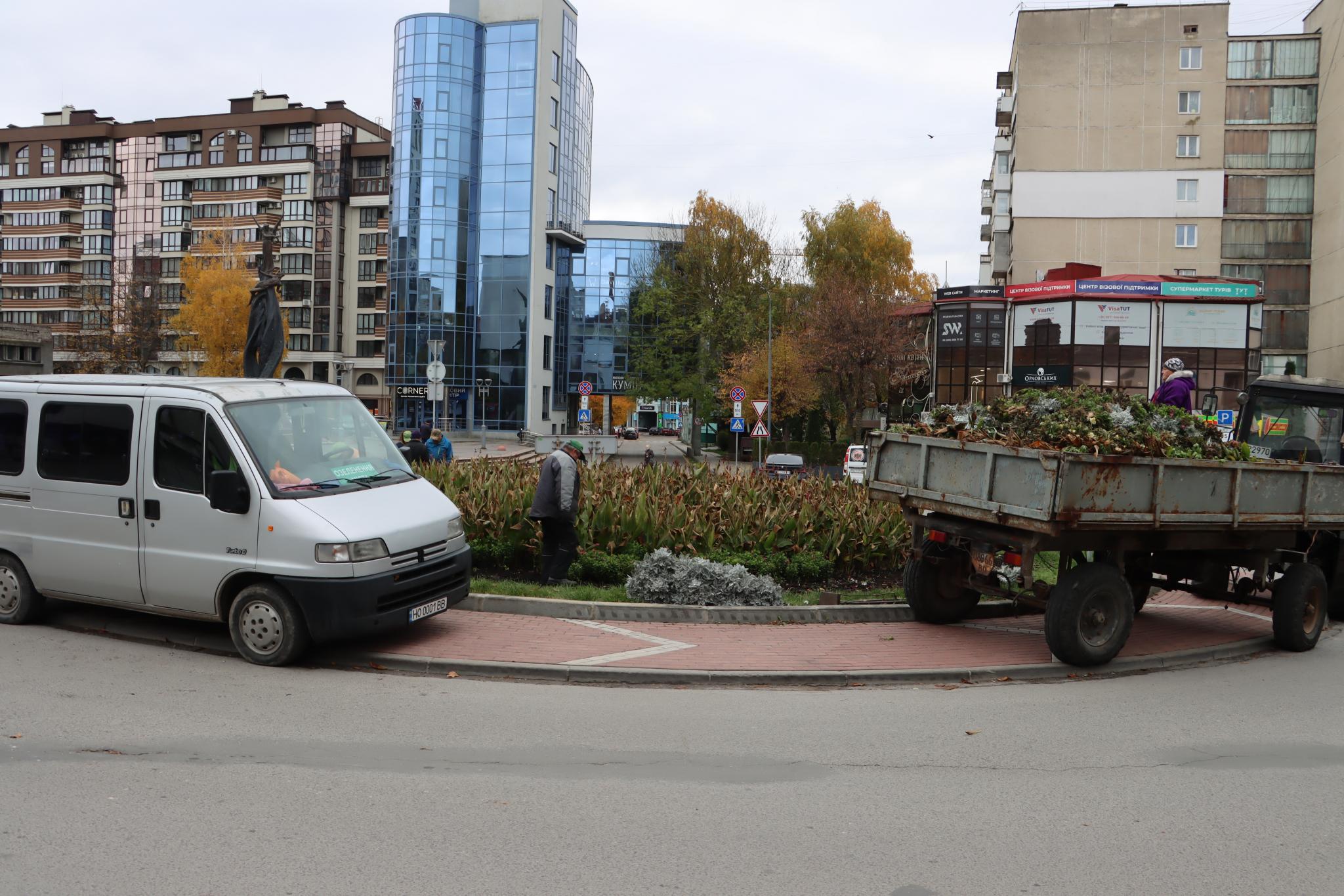 Новини Тернополя - фото з У Тернополі очистили «Квітник матері» і забрали квіти з центральних вулиць
