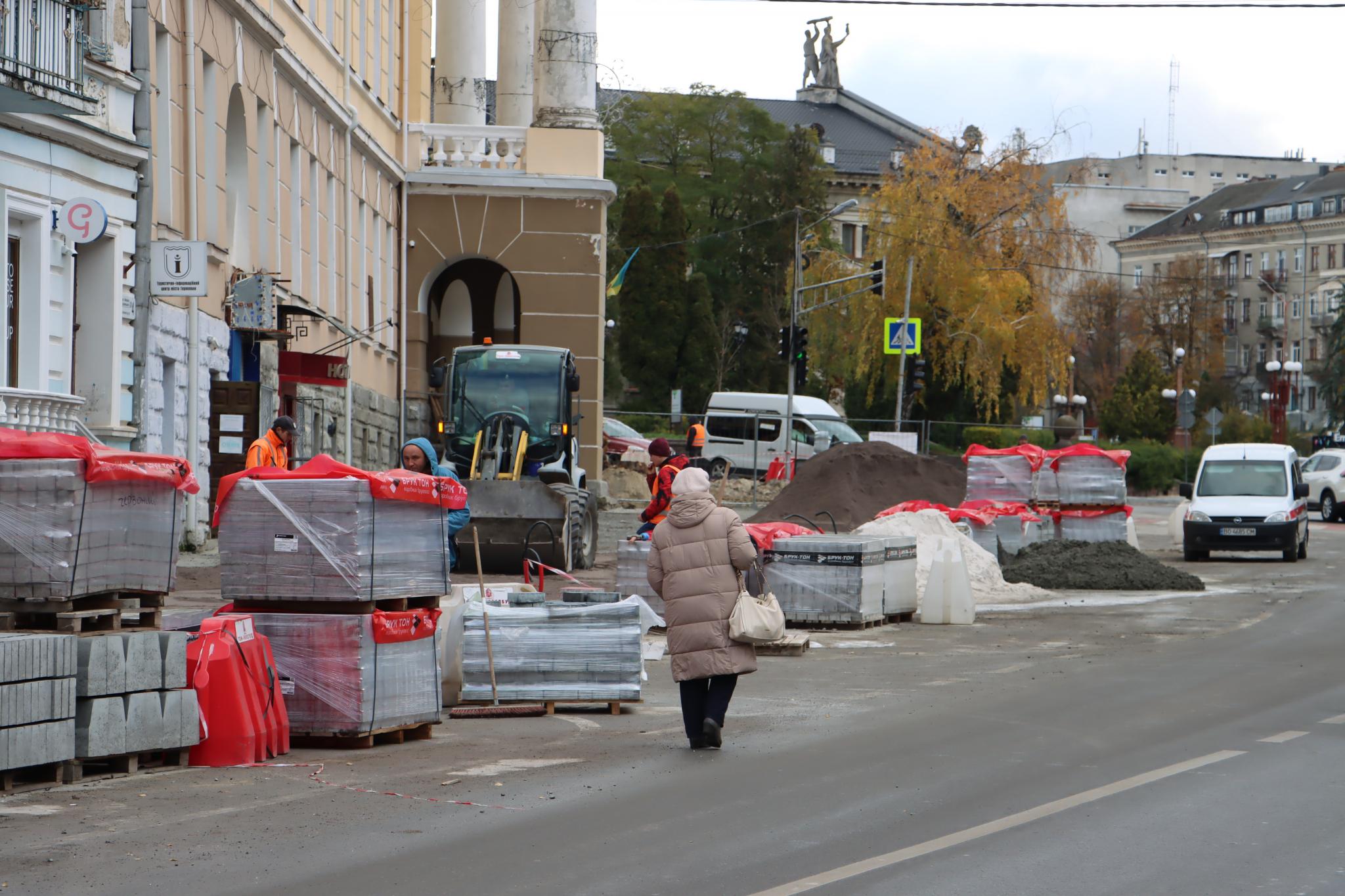 Новини Тернополя - фото з На Листопадовій частково обмежили паркування авто та почали реконструкцію тротуарів