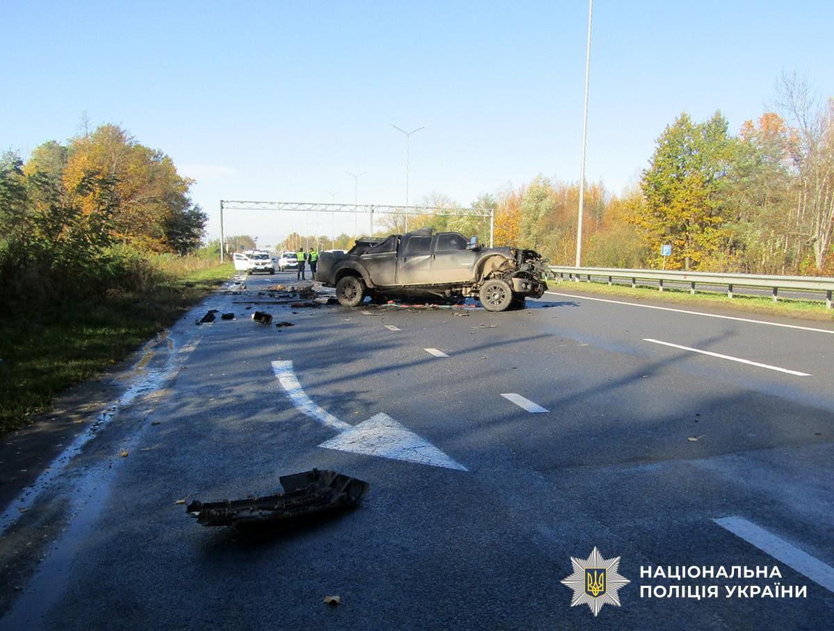 Новини Житомира - фото з На дорозі Київ – Чоп при зіткненні з вантажівкою загинув водій автомобіля Ford F-250