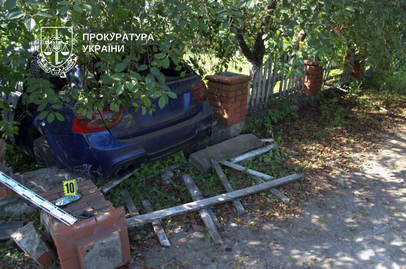 Новини Тернополя - фото з Попри заборону  керувати авто, водій п'яним вчинив аварію: врізався у паркан та стовп