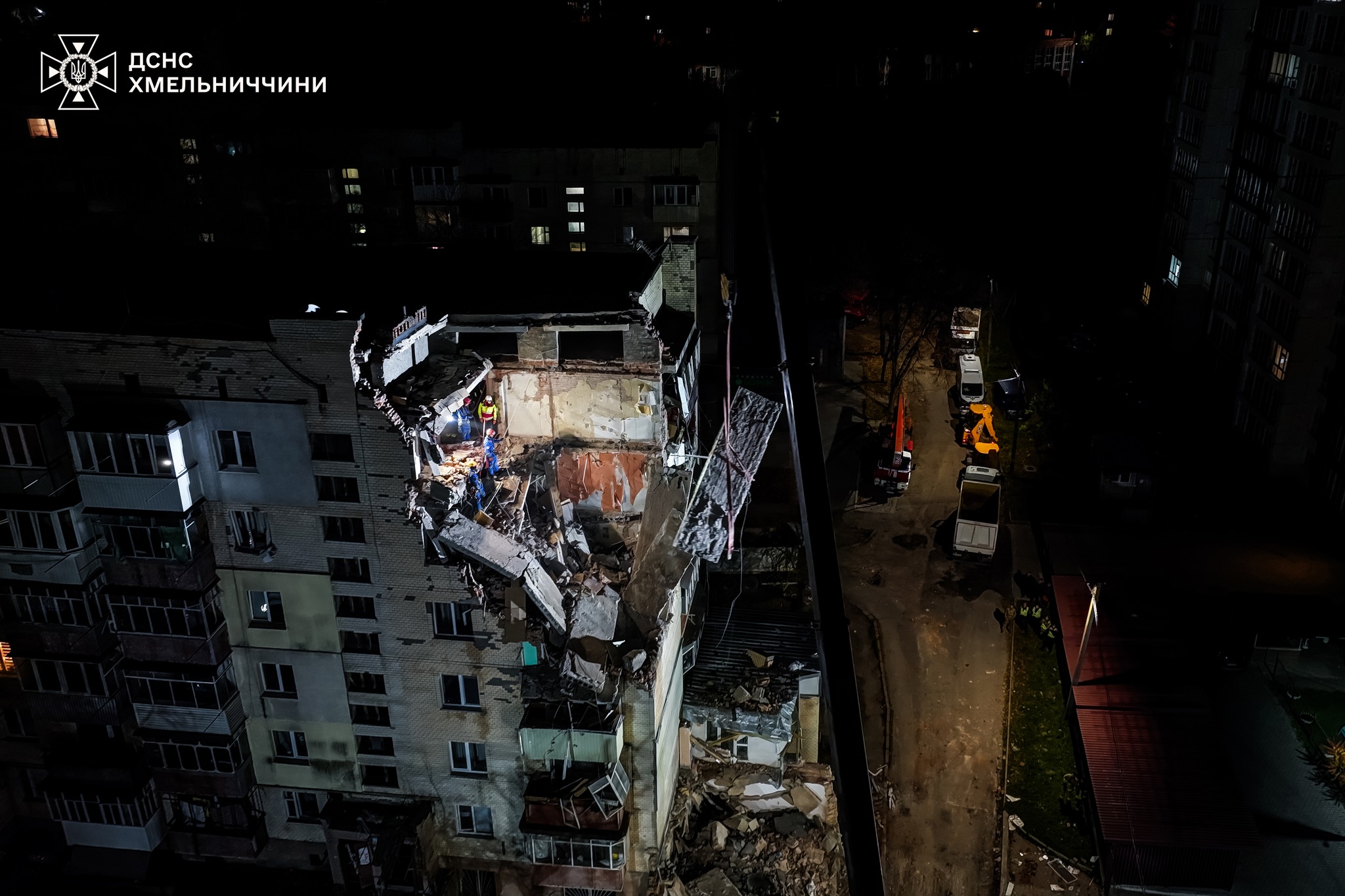 Новини Хмельницького - фото з Двоє загиблих і зруйноване житло. Як  розбирали завали на Тернопільській (ВІДЕО)