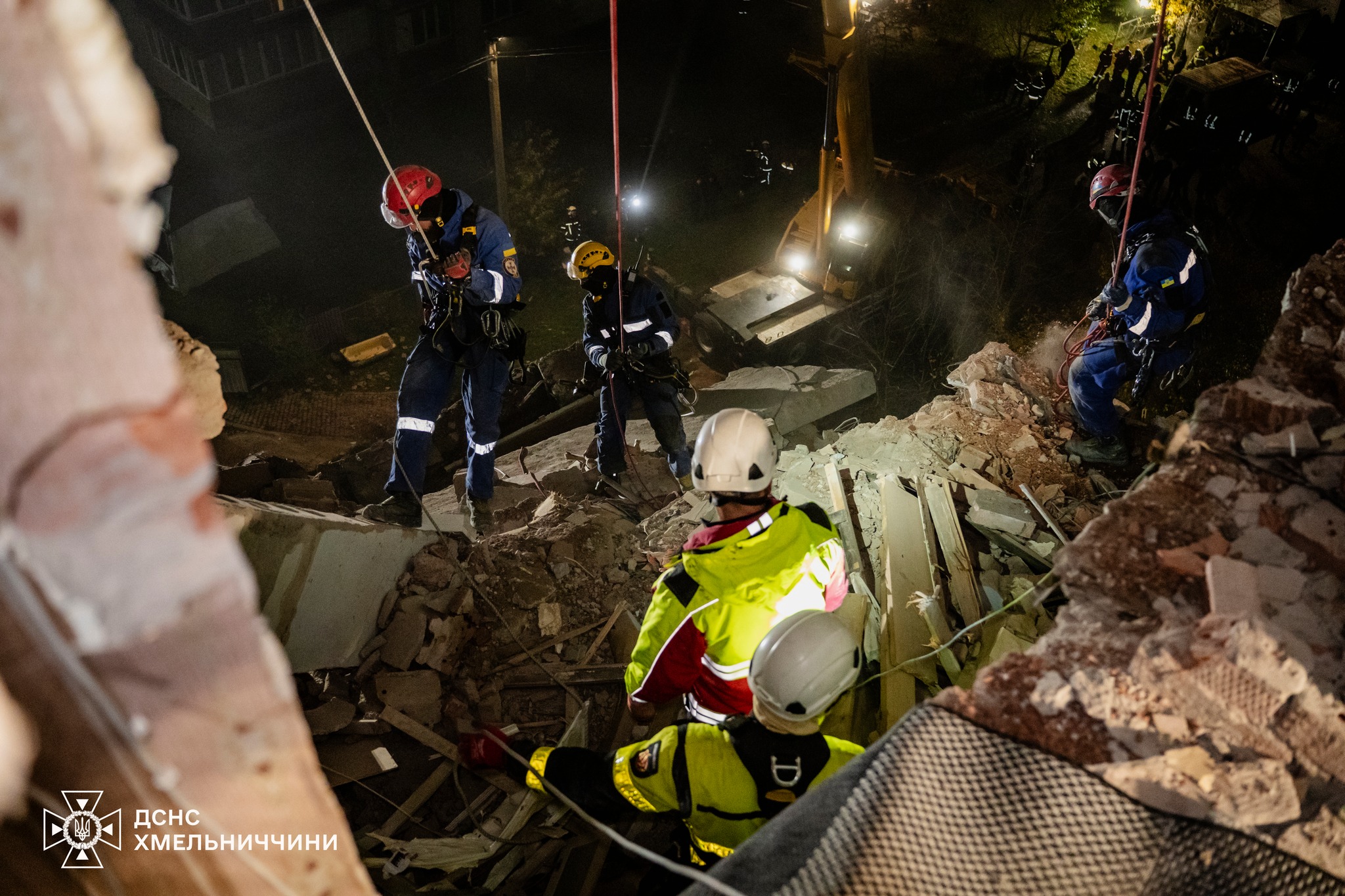 Новини Хмельницького - фото з Двоє загиблих і зруйноване житло. Як  розбирали завали на Тернопільській (ВІДЕО)
