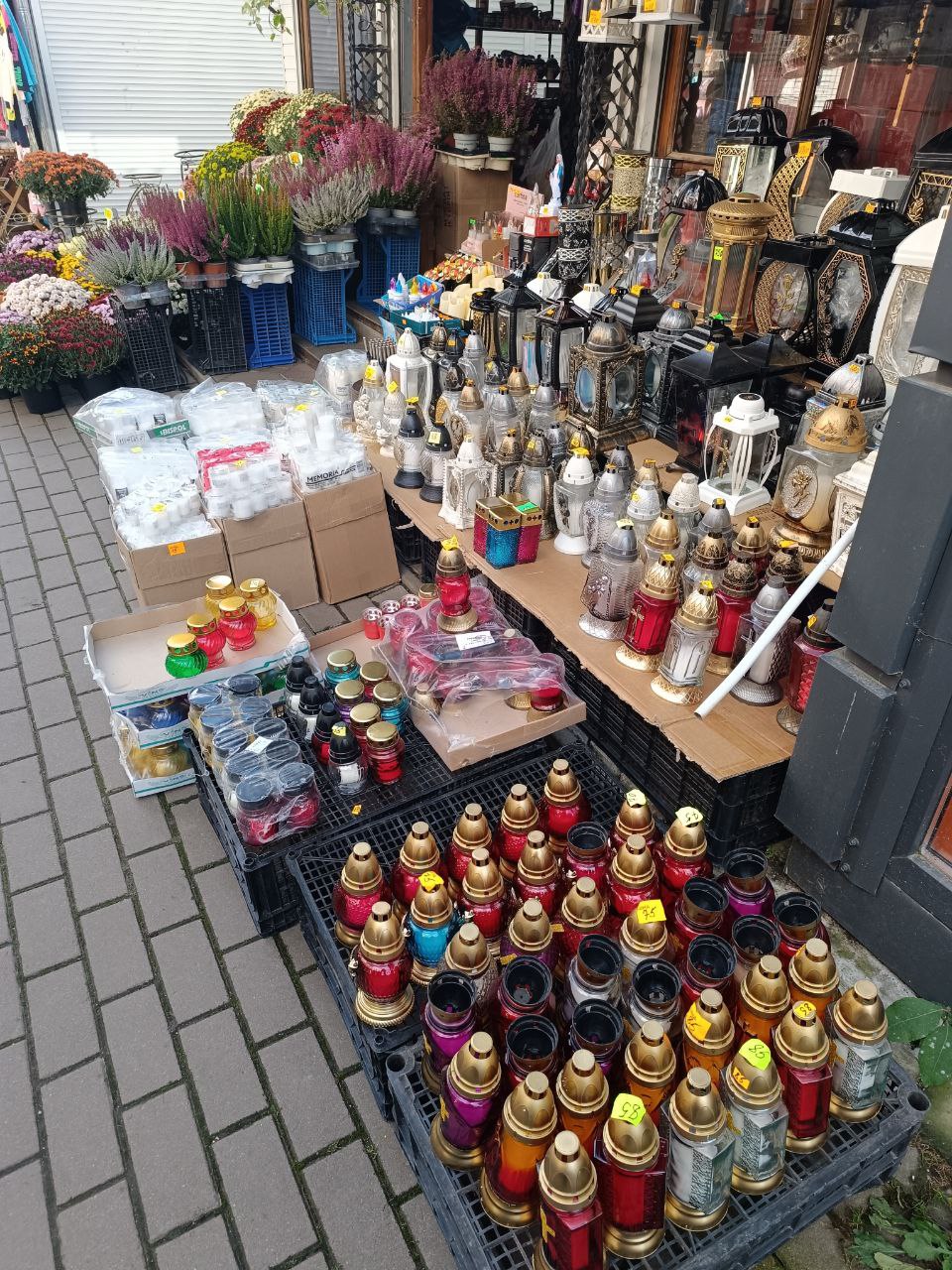 Новини Тернополя - фото з Скільки коштують лампадки та квіти напередодні поминальних днів у Тернополі