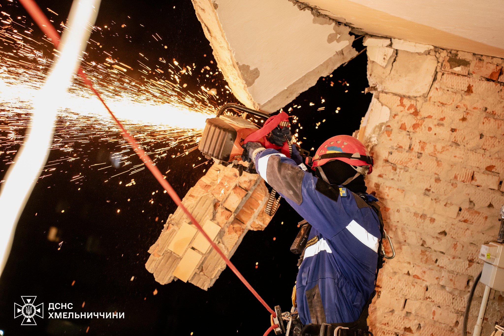 Новини Хмельницького - фото з Двоє загиблих і зруйноване житло. Як  розбирали завали на Тернопільській (ВІДЕО)