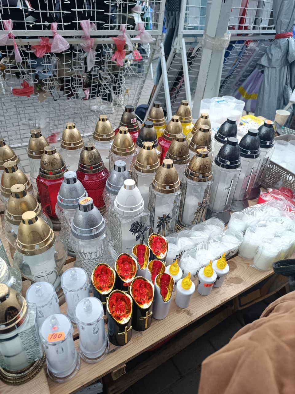 Новини Тернополя - фото з Скільки коштують лампадки та квіти напередодні поминальних днів у Тернополі