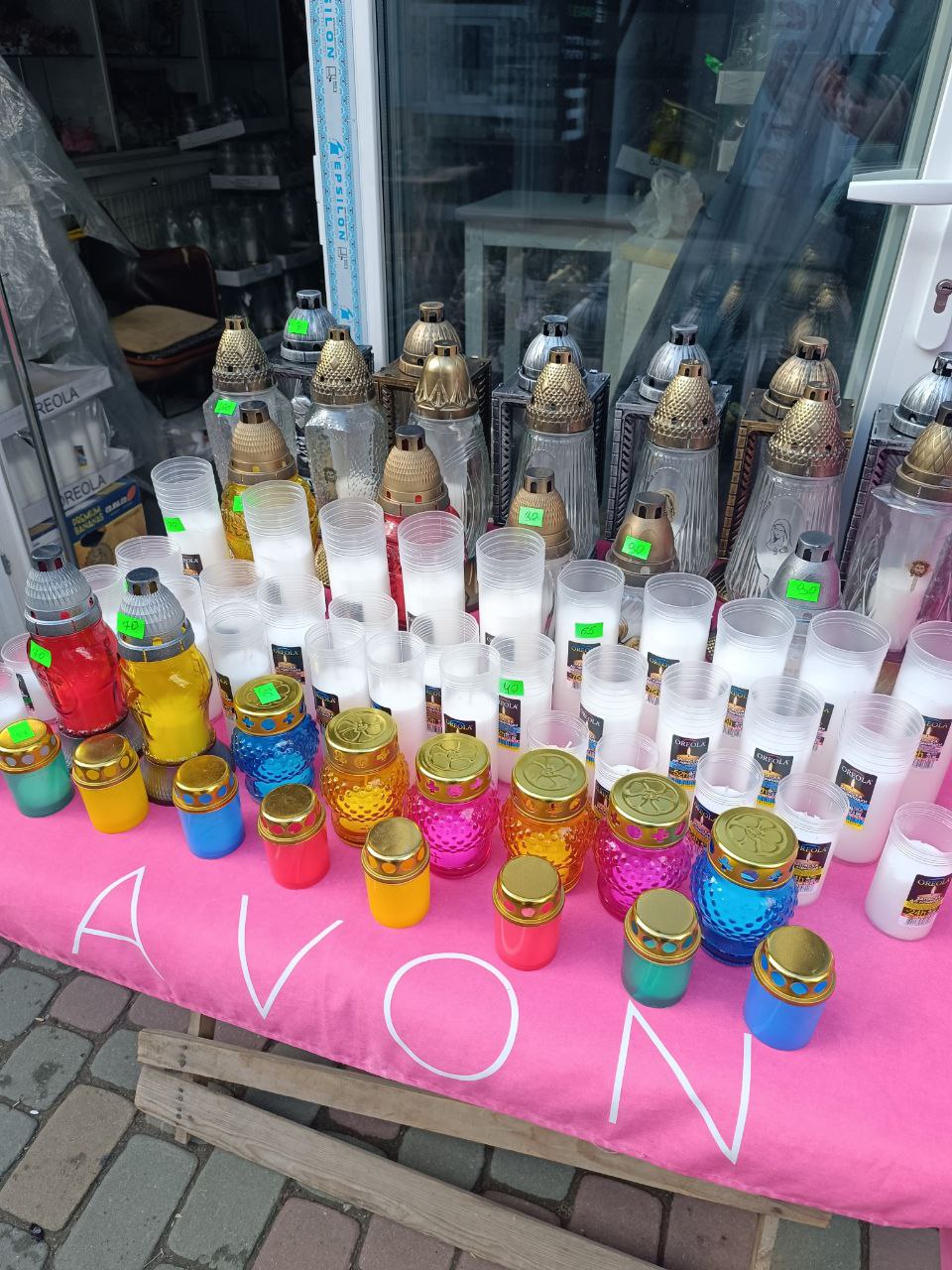 Новини Тернополя - фото з Скільки коштують лампадки та квіти напередодні поминальних днів у Тернополі